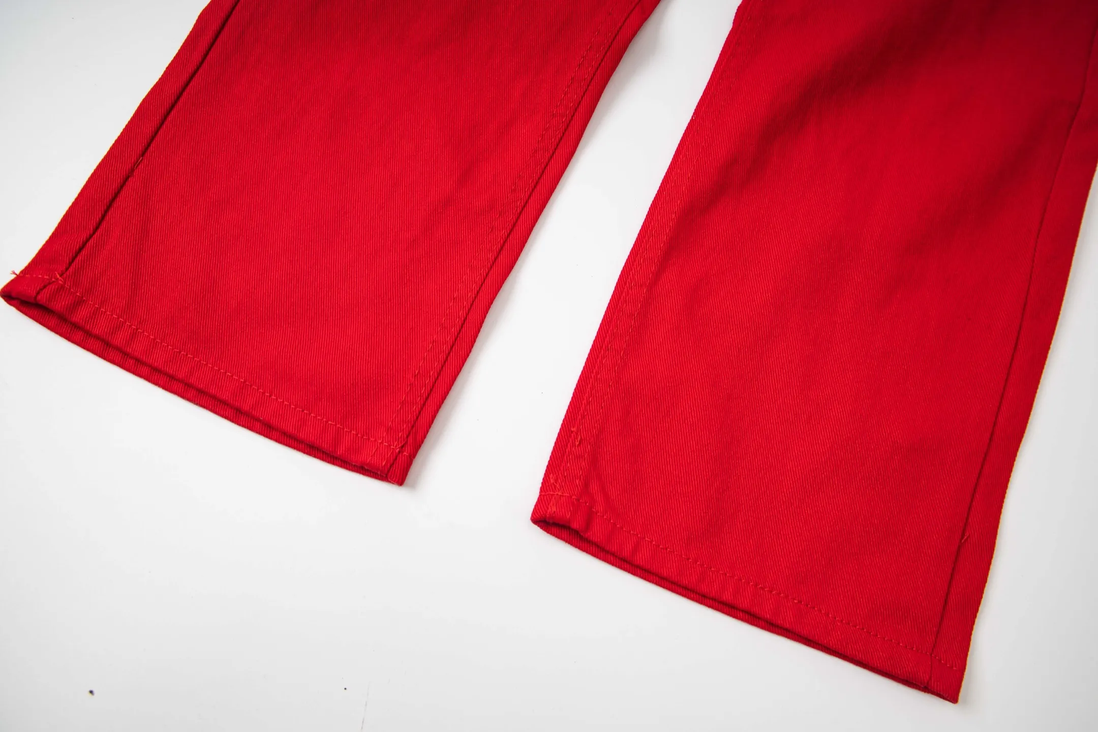 P260 CHROME HEARTS 25ss dopamine Chinese red cross leather washed jeans - Full of exploring the ultimate in fashion, Chrome Hearts' new Chrome Hearts pants not only present a unique style, but the fresh ice blue color looks particularly youthful and energetic. The mid-high waist design is paired with a lazy and casual style, which not only shows long legs but also maintains a casual feel. It is a must-have fashion choice for trendy men and trendy women. Style No.: 1789 Color: Dopamine Red Size: 28 30 32 34